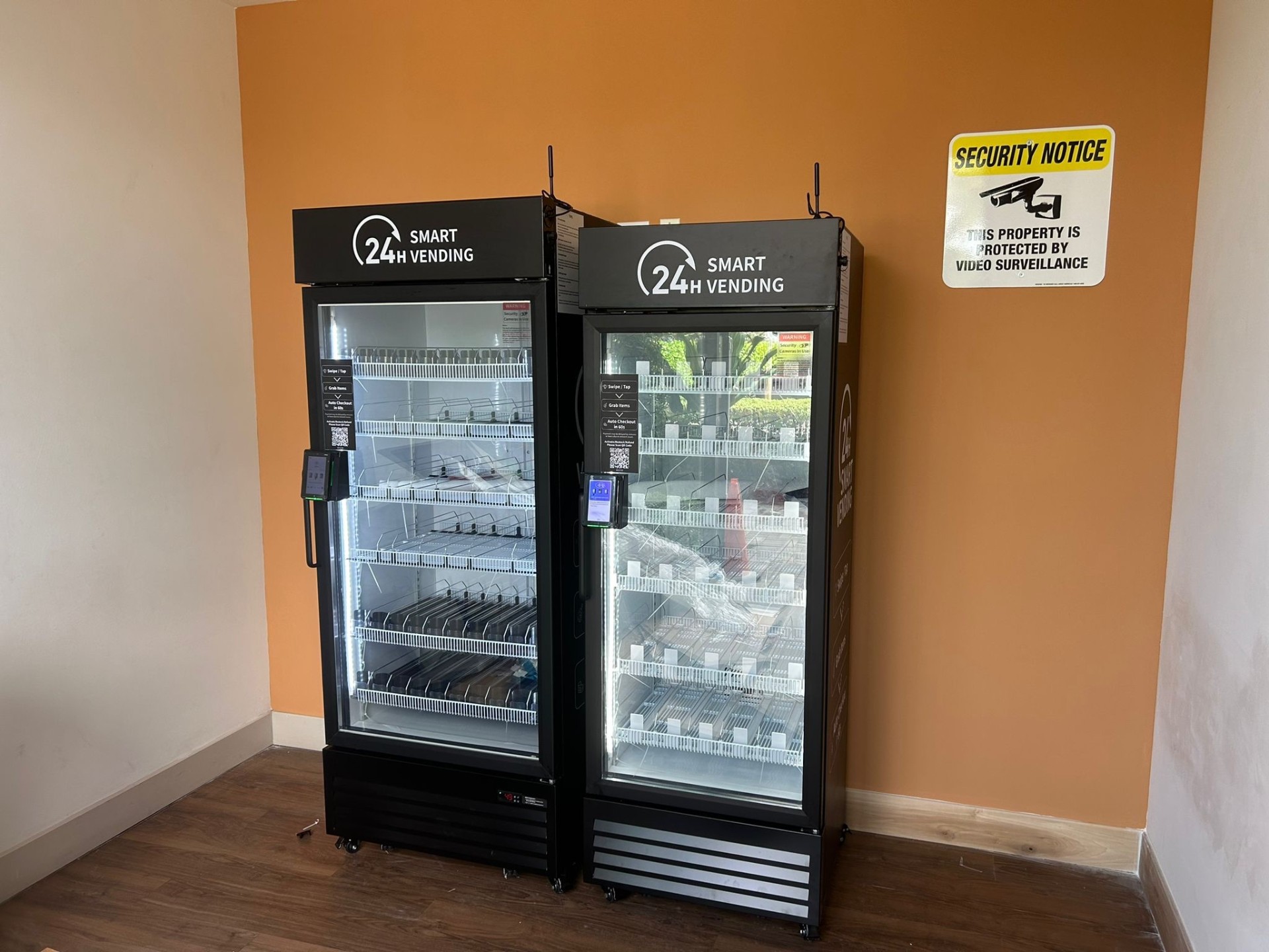 Pair of 24H smart vending machines